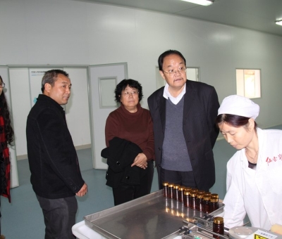 陳若蕓研究員考察仙客來(lái)有機(jī)靈芝全產(chǎn)業(yè)鏈可視工廠