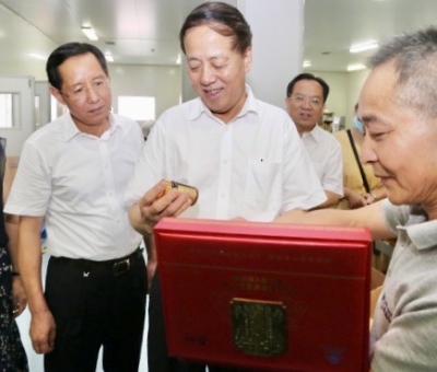 全國(guó)人民代表大會(huì)常務(wù)委員會(huì)副委員長(zhǎng)武維華蒞臨仙客來(lái)靈芝工廠考察指導(dǎo)