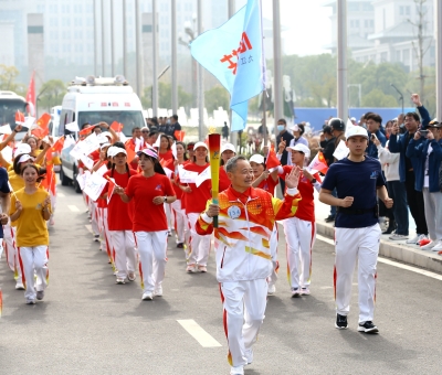 省運(yùn)火種耀潯城 - 仙客來父子火炬手