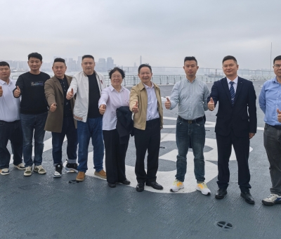 潘新華董事長(zhǎng)到湛江某部艦艇開展擁軍愛(ài)軍活動(dòng)