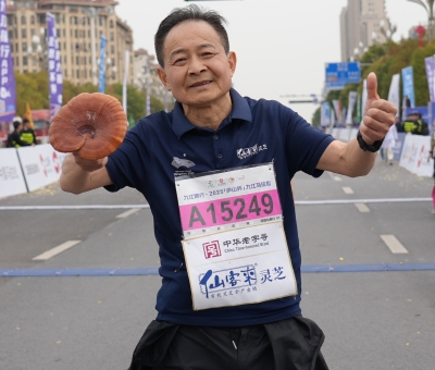 仙客來(lái)靈芝助力九江&ldquo;廬山杯&rdquo;馬拉松 潘新華完成42.195公里全程挑戰(zhàn)